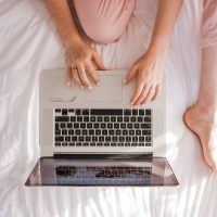 ragazza letto online shopping una ragazza sul letto utilizza un portatile per cercase sconti online su firenze shop